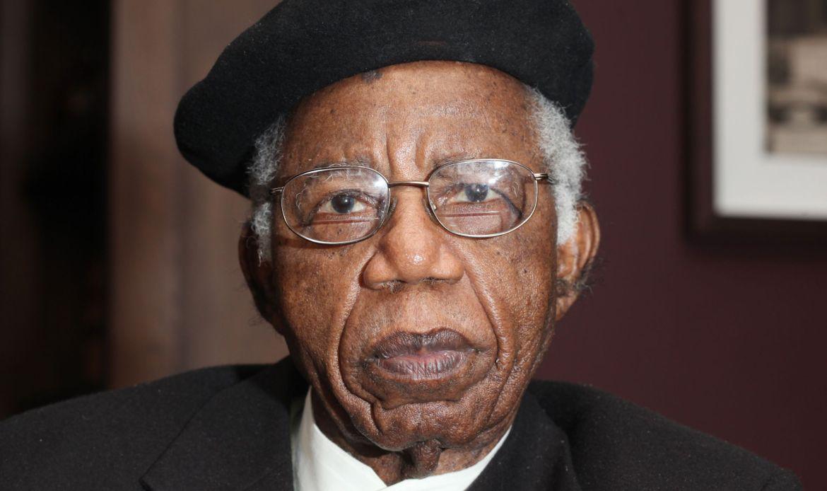 Albert Chinụalụmọgụ Achebe